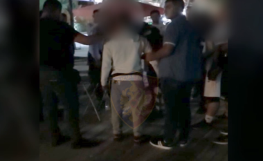 Mashtronin turistët përmes lojërave me letra, tre të arrestuar në Durrës (VIDEO)