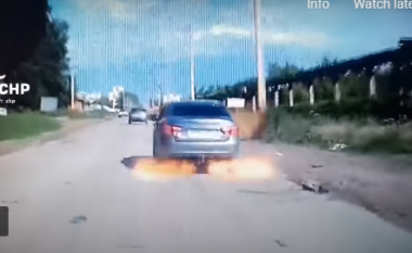 Momenti kur bombola e gazit shpërthen në një makinë me dy gra (VIDEO)