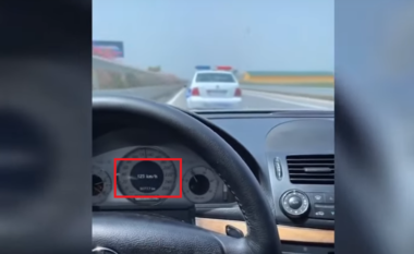 Me logon e “Kuvendit” para Benzit, shoferi bën parakalime të çmendura në rrugë (VIDEO)