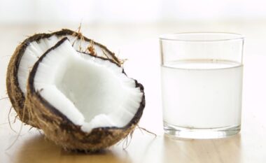 Pse duhet ta përfshini ujin e kokosit në dietën tuaj