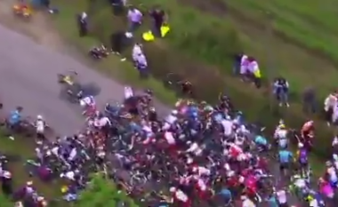 Mendjen te kamera, tifozi shkakton përplasje masive në Tour de France (VIDEO)