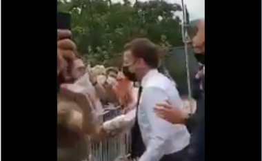 Videoja bën xhiron e rrjetit, Emmanuel Macron qëllohet me shuplakë (VIDEO)