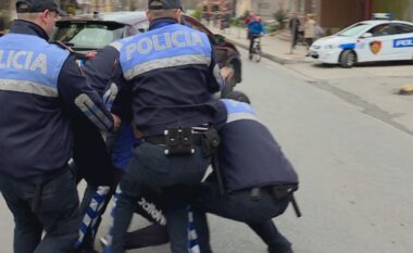 I shembën hotelin, policia dhunon të riun në Lezhë se nuk i la të largonin çadrat