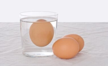 Mënyra më e thjeshtë për të parë nëse vezët janë të freskëta apo jo?