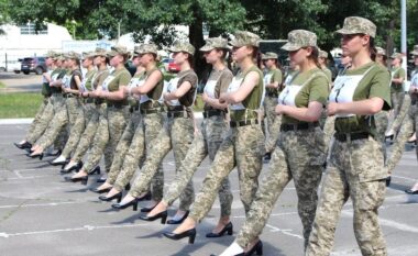 “Ushtaret femra paradë me taka”, plani i Ukrainës shkakton debat të madh