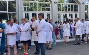 Mjekët e “Traumës” në protestë për kolegët e arrestuar: Nuk është faji ynë se marrim bakshishe, por i sistemit