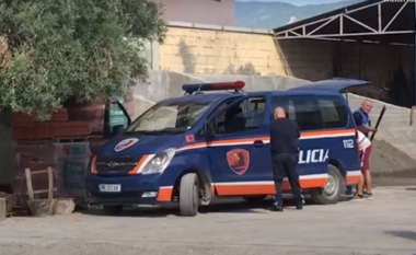 Ndodh edhe kjo! Polici me makinën e punës transporton hekura nëpër qytet (VIDEO)