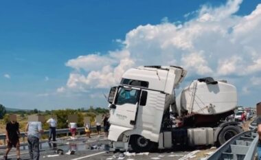 Përplasen dy kamiona dhe një makinë në autostradën Ibrahim Rugova
