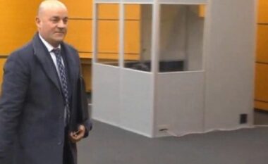 U akuzua se dekonspiroi operacionet e OFL-së, Gjykata i rikthen pezullimin nga detyra Artan Shkëmbit