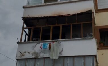 Maliq, shpërthimi i një bombule gazi i vë flakën pallatit 5-katësh: Banorët dalin të alarmuar nga