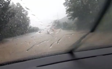 Stuhi shiu në Elbasan, përmbyten rrugët (VIDEO)