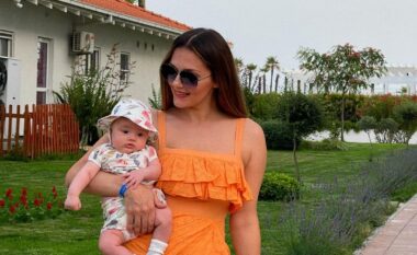 Si rrallë nëna VIP publikoi portretin e vajzës, Eliona Pitarka flet për kritikët (VIDEO)