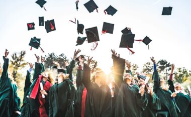 Bie numri i doktorantëve të rinj, pas 2018 tre herë më pak diploma