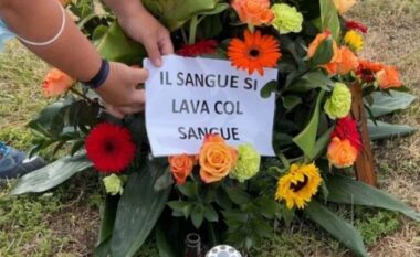 “Gjaku lahet me gjak”, mesazhi që shkruhet mbi lulet në nderim të shqiptarit që u vra me shkop bejsbolli