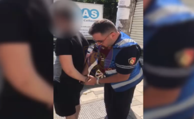 Tentoi të korruptonte policin me 2 mijë lekë, arrestohet 21-vjeçari në Tiranë (VIDEO)