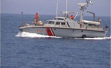 Mbetën mes detit pas prishjes së skafit, roja bregdetare shpëton tre të rinj në Vlorë