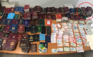 Kapen me dy valixhe plot pasaporta të falsifikuara të rinjtë në Greqi, nuk mungojnë as dokumenta shqiptare