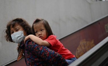 Miratohet ligji, çiftet në Kinë tashmë mund të lindin tre fëmijë