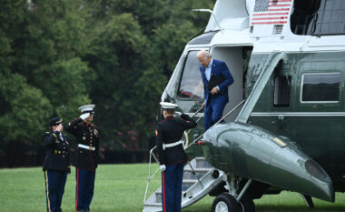 Biden mbërrin në Shtëpinë e Bardhë, pritet të flasë për Afganistanin (FOTO LAJM)