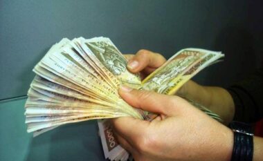 40% e shqiptarëve i mbajnë kursimet jashtë bankave