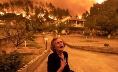 Kaq shumë dhimbje në një foto! Krahasimi që i bëjnë 81-vjeçares greke përballë zjarrit (FOTO LAJM)