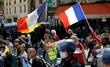 “Më mirë të mos paguhem sesa të vaksinohem”, protesta masive në Francë kundër vaksinimit të detyruar (VIDEO)