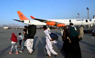 Zëdhënësi i talebanëve: Afganët nuk do të lejohen të shkojnë në aeroportin e Kabulit