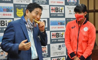 E kafshoi kryetari i bashkisë, sportistja japoneze kërkon medalje tjetër