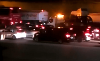 Situatë kaotike në Morinë! Në trafik prej orësh, shoferët e revoltuar nuk pushojnë së rëni borive (VIDEO)