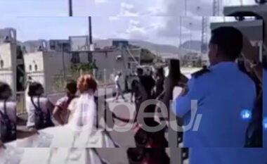 Dasmë me këngë greke në Kakavijë! Nusja dhe dasmorët hedhin valle, polici filmon (VIDEO)