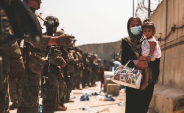 UNHCR: Gjysmë milioni njerëz mund të largohen Afganistani, mbani kufijtë hapur