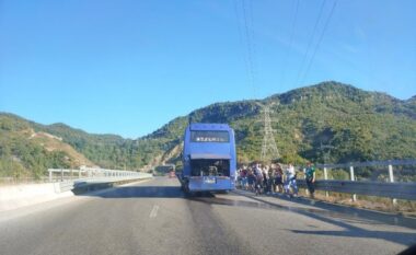 Aksident në hyrje të tunelit Tiranë – Elbasan, BMW përplaset me autobusin e linjës