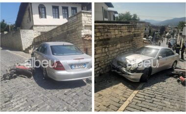 EMRAT/ Motori përplaset me “Benzin” e parkuar në Berat, plagosen rëndë dy persona