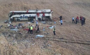 Aksident tragjik në Turqi: Autobuzi rrokulliset jashtë rrugës, 15 viktima deri më tani