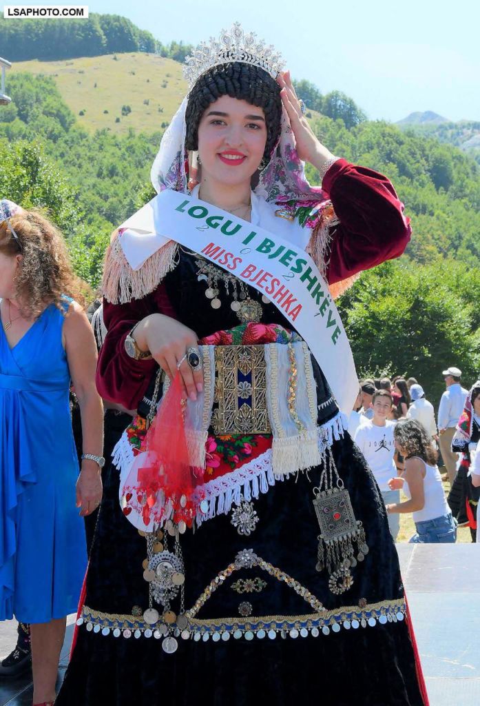 Tradita vazhdon, "Miss Bjeshka 2021" kurorëzon më të bukurën (FOTO LAJM) -  Albeu.com