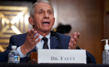 Dr.Fauci paralajmëron për dozë të katërt vaksine në SHBA