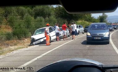 Përplasen “kokë më kokë” dy makina në Elbasan, njëri prej shoferëve plagoset rëndë