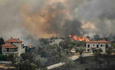 Shtëpi të shkatërruara e banorë të avakuuar, lufta me flakët në Greqi nuk ka të ndaluar