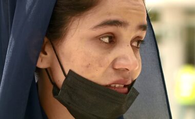 “Jam në vitin zero”, gazetarja afgane flet e përlotur: Mund të më vrasin familjen (VIDEO)