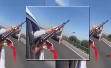 Nxorri automatikun në Laç! Policia gjen armën, identifikon dhe shpall në kërkim 21-vjeçarin (VIDEO)