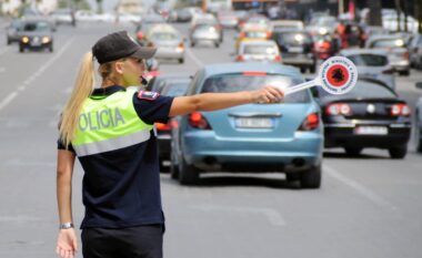 Policia rrugore vijon “sulmin” ndaj të pabindurve në rrugë, mësoni emrat e të ndaluarve e arrestuarve (VIDEO)