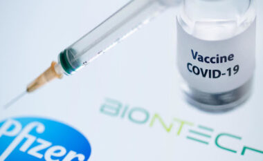 Studimi britanik: Mbrojtja e vaksinave Pfizer dhe AstraZeneca reduktohet pas 90 ditësh