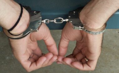 Babai i dehur keqtrajton fëmijët e tij 13 dhe 15 vjeç, policia e arreston