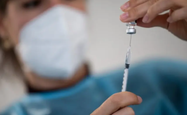 BE-ja paralajmëron vendet që rekomandojnë doza shtesë të vaksinës