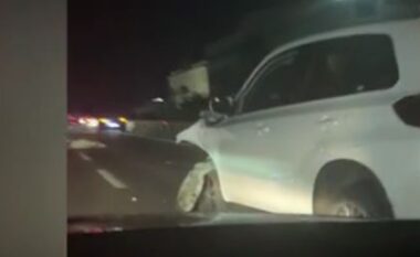 Aksident i frikshëm në autostradë, fuoristrada përplaset me një vinç (VIDEO)