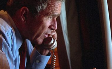 E RRALLË/ Momenti kur Bush merr lajmin për sulmet e 11 shtatorit (FOTO LAJM)
