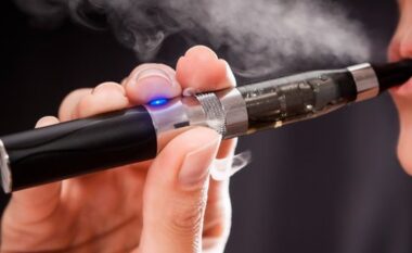 Albeu: Studimi: Përdorimi i cigareve elektronike shkakton inflamacion në zorrë