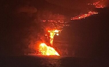 Llava e vullkanit në La Palma arrin oqeanin, rritet frika nga gazi toksik