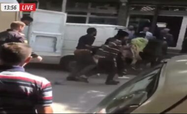 Albeu: Shpërthyen derën e furgonit në Pogradec dhe ikën, shoqërohen në polici klandestinët (VIDEO)
