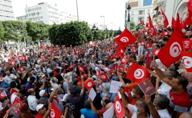 Tunizianët protestojnë kundër marrjes së pushtetit nga Presidenti